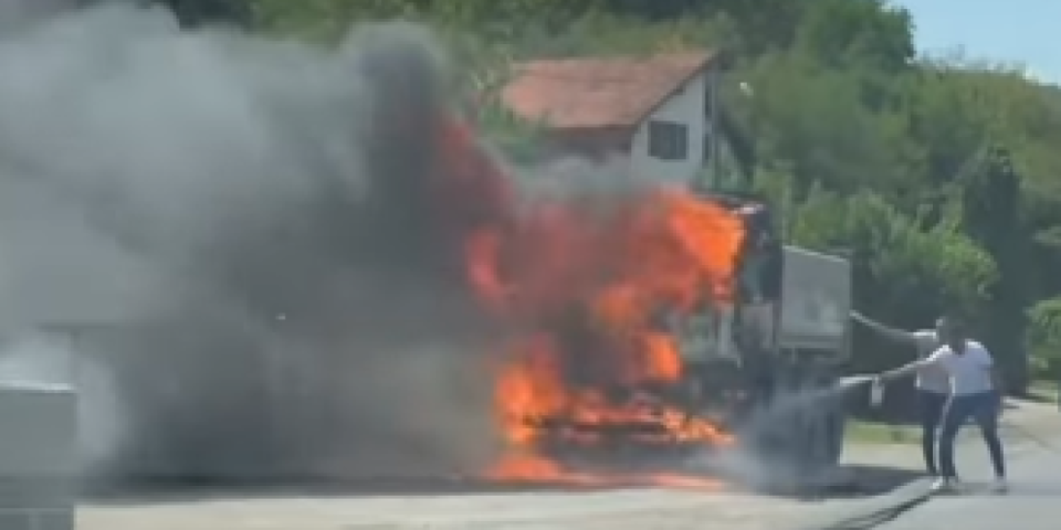 Haos u Leštanima! Nasred ulice kamion se u trenu pretvorio u buktinju! (VIDEO)