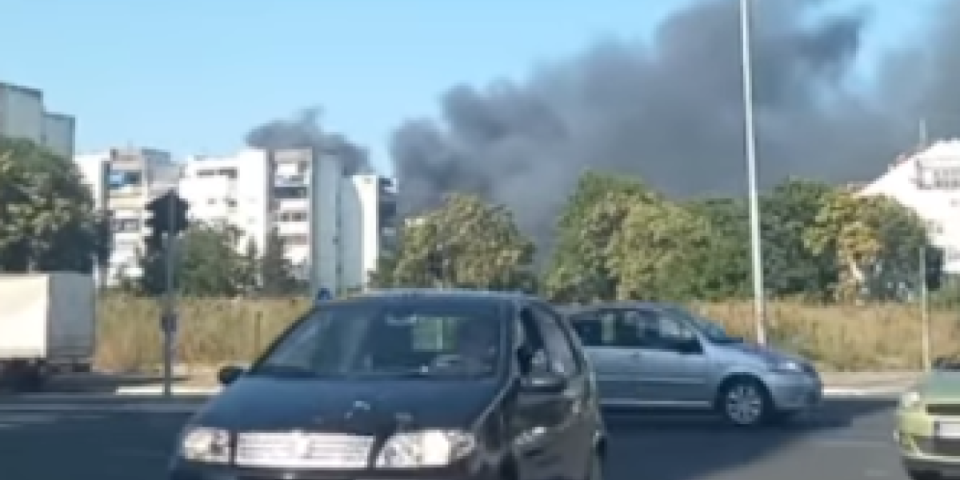 Požar u bivšem IMT-u! Gust crni dim nadvio se nad Novim Beogradom (VIDEO)