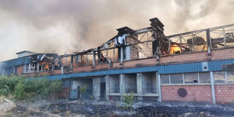 Vatra progutala krov hale IMT, magacine i više baraka! Istraga o požarima na Novom Beogradu i Bežanijskoj kosi!