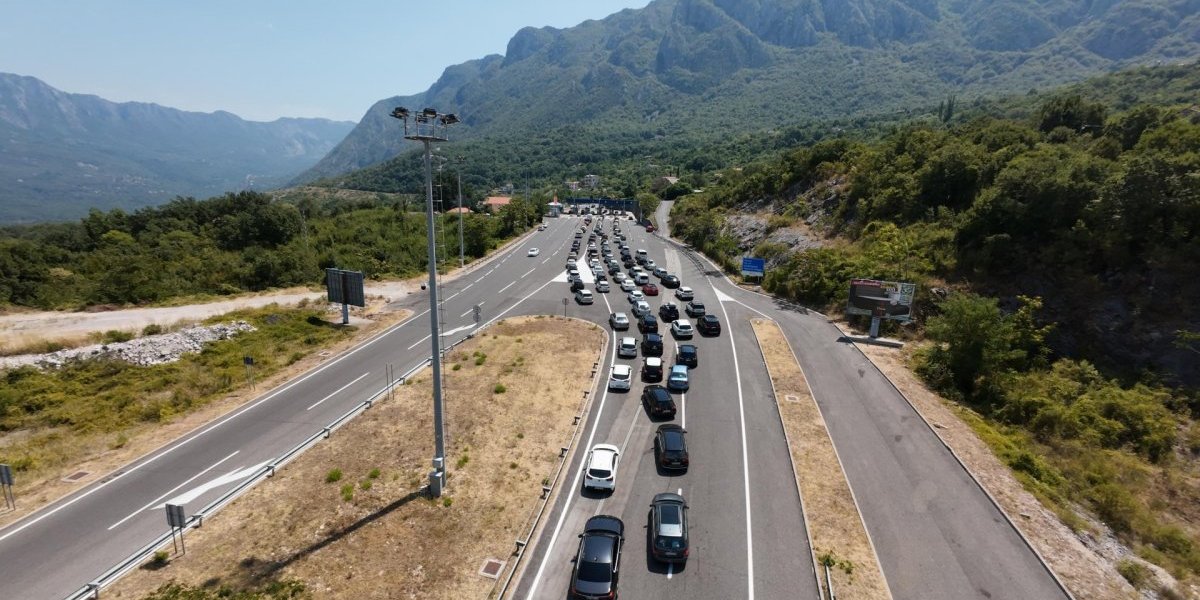 Naoružajte se strpljenjem, veliki zastoji na putevima ka ovom primorju: Kolaps na plus 40! "Pomeramo se kao mravi"