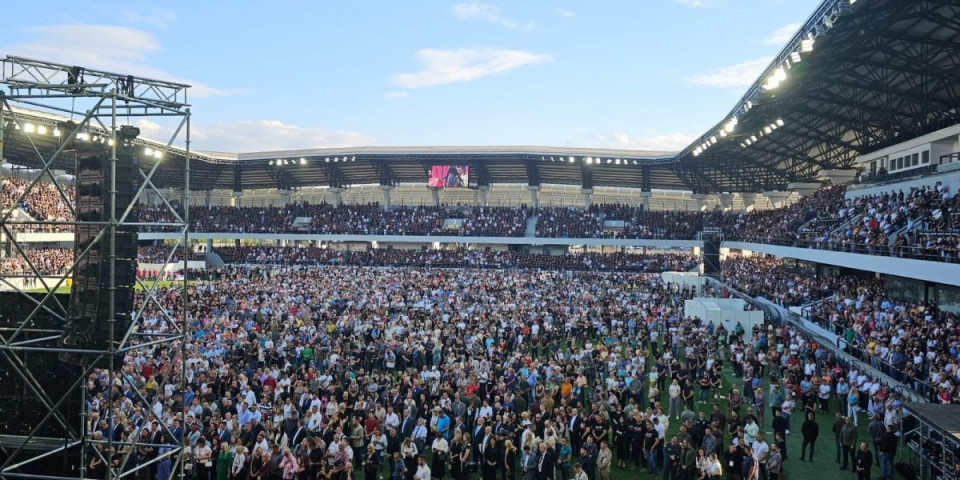 REKA LJUDI NA OBELEŽAVANJU JEZIVOG ZLOČINA! Da se nikad ne zaboravi, više od 30.000 na stadionu u Loznici (FOTO/VIDEO)