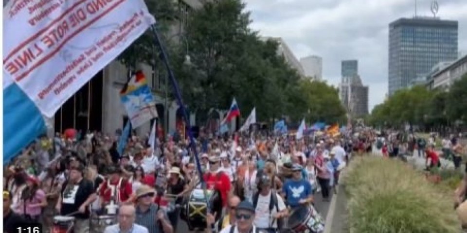 (VIDEO) Hiljade ljudi na ulicama Berlina, zahtevaju mir sa Rusijom i istinu o eksploziji Severnog toka!