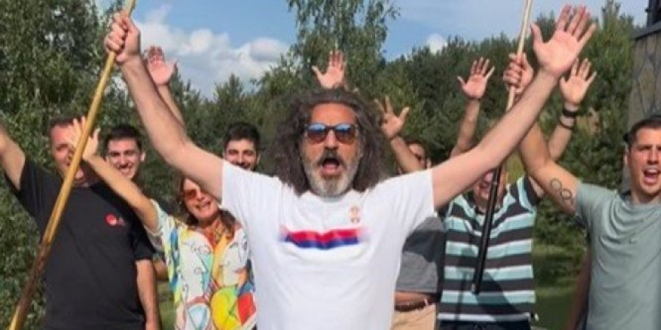 Olešen od alkohola drži lekcije Srbiji! Pijani Gagi Jovanović recitovao na tribini: Mozak mu skroz spržen, pa sanja pobedu blokadera i manijaka (FOTO/VIDEO)