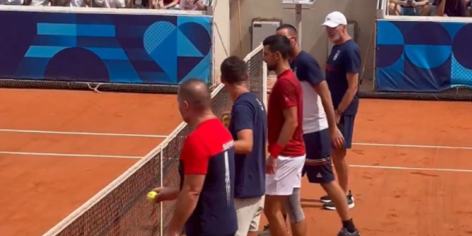 Šta to Novak radi? Zagrevanje za Alkaraza, krcate tribine, ovacije i aplauzi (VIDEO)