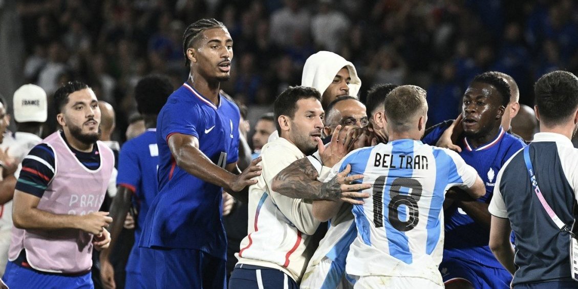 (VIDEO) Makljaža fudbalera na Olimpijskim igrama! Argentinci nasrnuli na Francuze zbog rasizma!