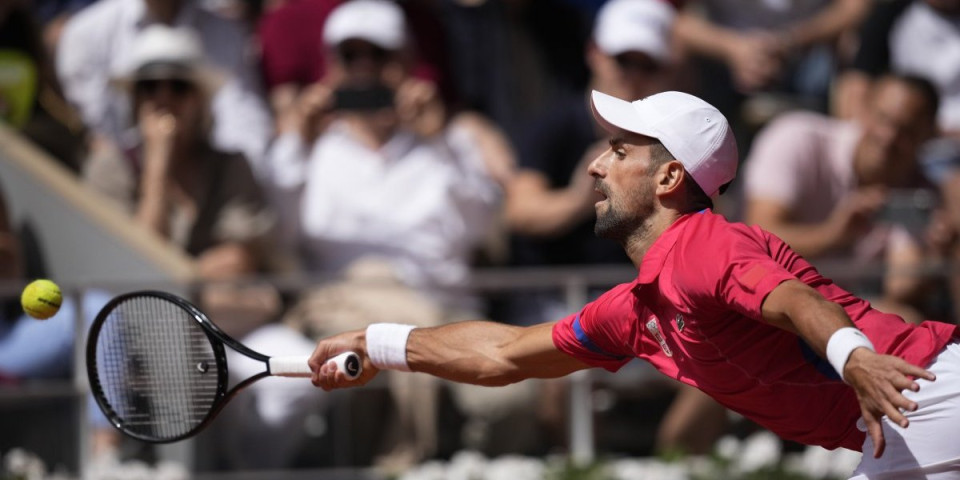 Novak protraćio, pa spasio tri brejk šanse! Bodre ga i košarkaši (FOTO/VIDEO)