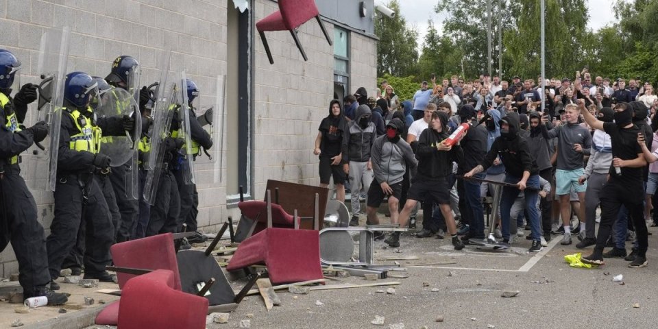 Demonstranti upali u hotel sa azilantima i zapalili ga! Nasilni protesti širom Engleske, uhapšeno više od 100 ljudi!