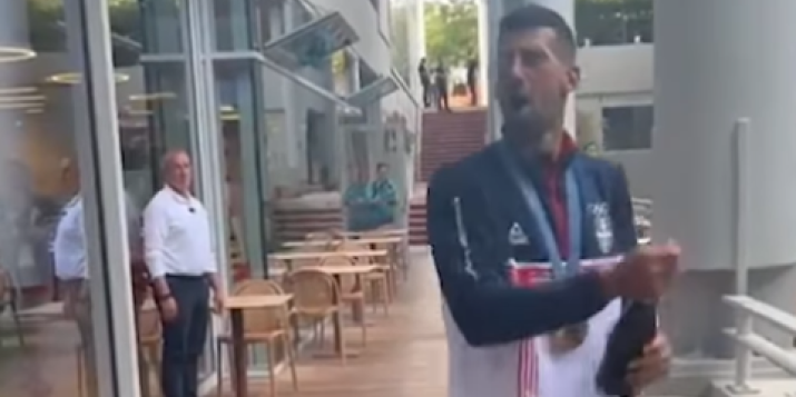 Je*ote! Daj čaše! Nole otvara šampanjac, procurio video sa slavlja (VIDEO)