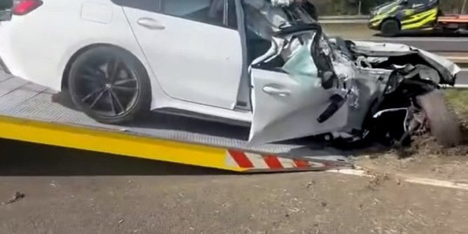 Teška nesreća u centru grada: Od siline udara motor ispao iz vozila