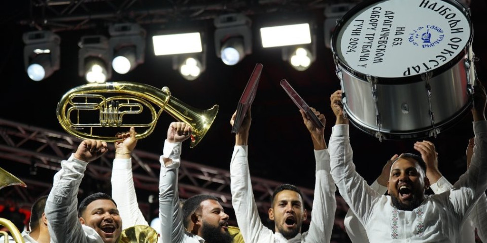 Grandiozno finale Guče! Muzički velikani zapevali u glas pred punim stadionom za zlatnog Đokovića, a evo ko je odneo pobedu na 63. Dragačevskom saboru trubača (VIDEO/FOTO)