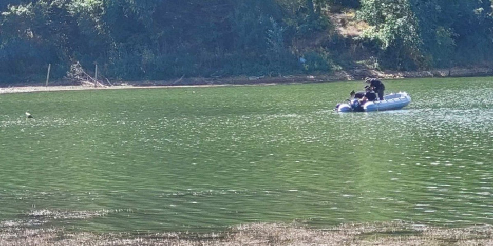 Jedno telo pronađeno, potraga za drugim: Ronioci Žandarmerije na Sotskom jezeru (VIDEO/FOTO)