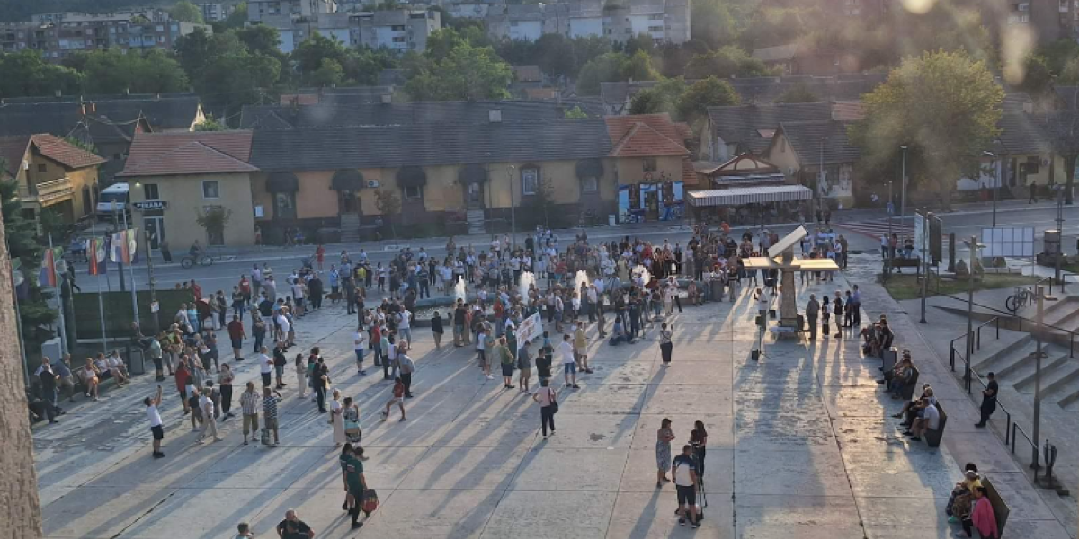 Pukao protest u Boru! Slučajni prolaznici omasovili skup - okupilo se jedva 240 ljudi