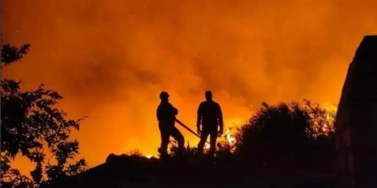 Veliki požar besni na crnogorskom primorju! Gori kod Petrovca, a vatra se vidi i iz Budve (FOTO /VIDEO)