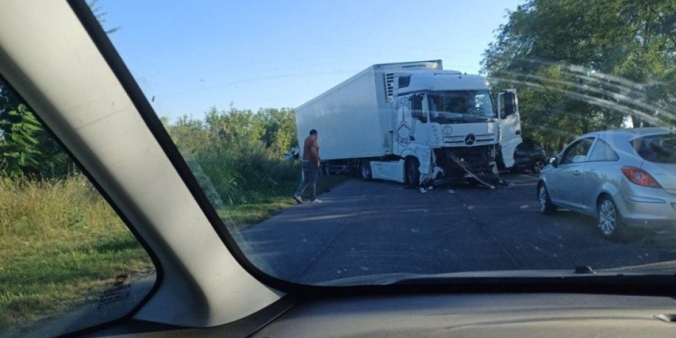 Kamion prešao u suprotan smer, naleteo na petočlanu porodicu! U čeonom sudaru povređeno pet osoba, među njima troje dece