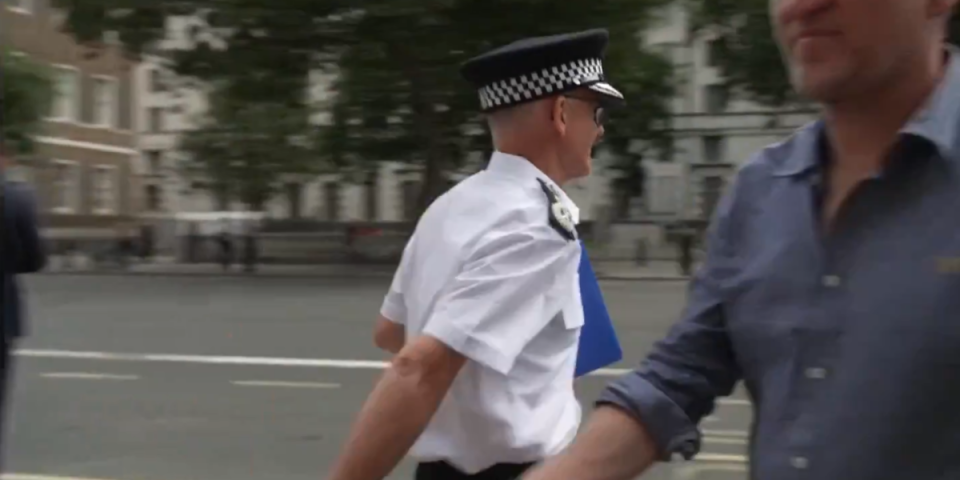 (VIDEO) Skandal usred najžešćih sukoba u Britaniji! Bahati šef policije Londona bacio mikrofon novinaru!