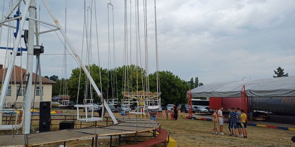Još jedna nesreća u luna parku - Povređeno nekoliko dece na ringišpilu: Lanac se obmotao, šipka otkačila i usledio je haos!