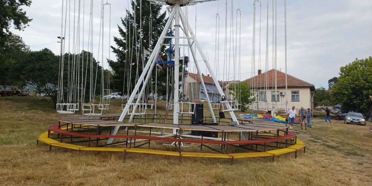 Deca lakše povređena kada ih je udarila šipka sa igračkom: Vlasnik ringišpila iz Ugrinovaca delimično priznao krivicu