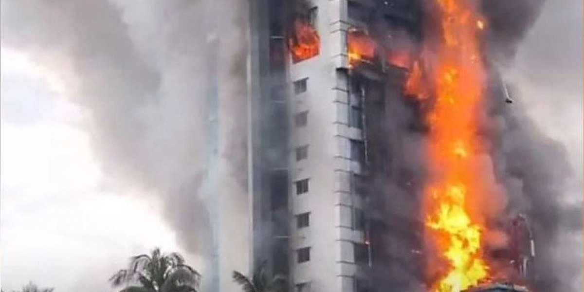 (VIDEO) Situacija izmiče kontroli! Demonstranti zapalili hotel u Bangladešu, ima poginulih!