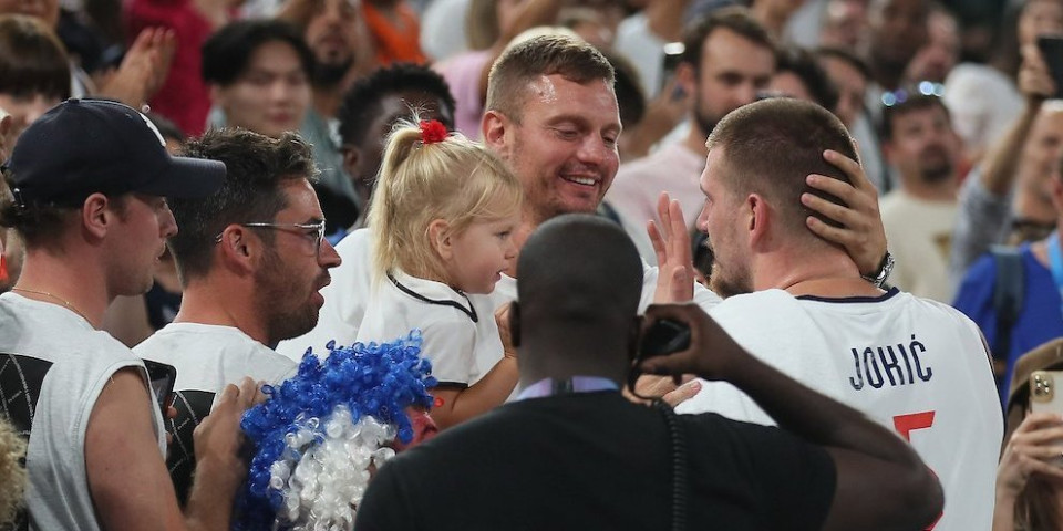 Brat Nemanja u transu! Jokić sa ćerkicom i surugom slavio pobedu!