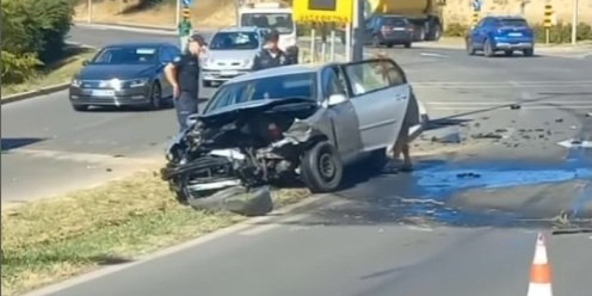 Ostavio automobil, on se zakucao u drugo vozilo: Detalji saobraćajne nezgode u Novom Sadu