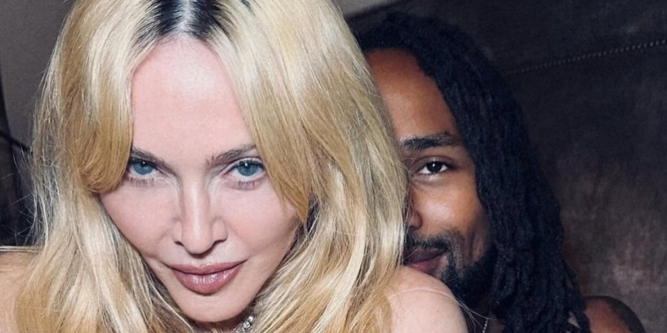 "Šta će joj toliko mlađi?": Madona na prozoru sa sinom i dečkom koji imaju maltene isto godina (FOTO)