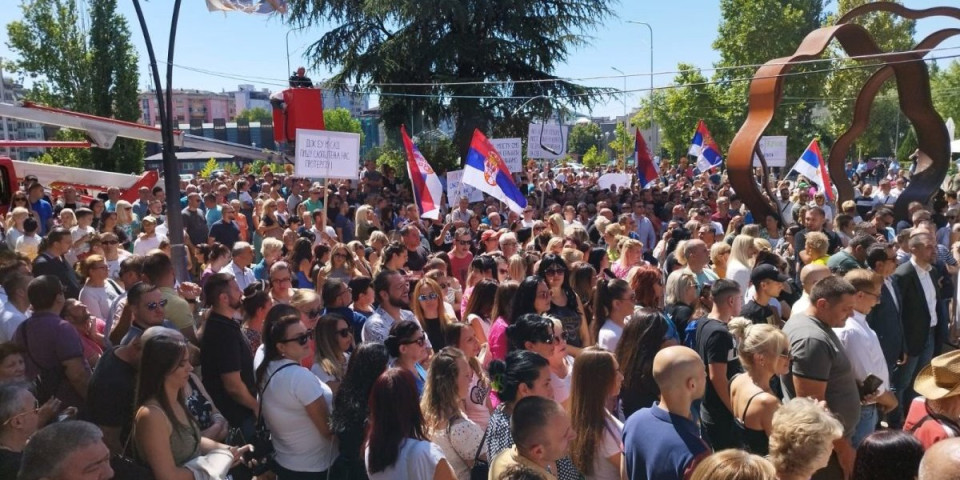 'Kurti, nisi nas sve proterao, ima nas još', 'Kfor ima 1244 razloga da ne otvori most' - Počeo miran protest Srba u Severnoj Mitrovici (VIDEO)