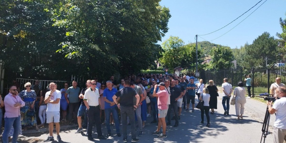 (FOTO, VIDEO) Srbi dižu glas protiv Kurtijevog terora: Građani se okupili ispred policijske stanice u Severnoj Mitrovici zbog hapšenja na KiM!