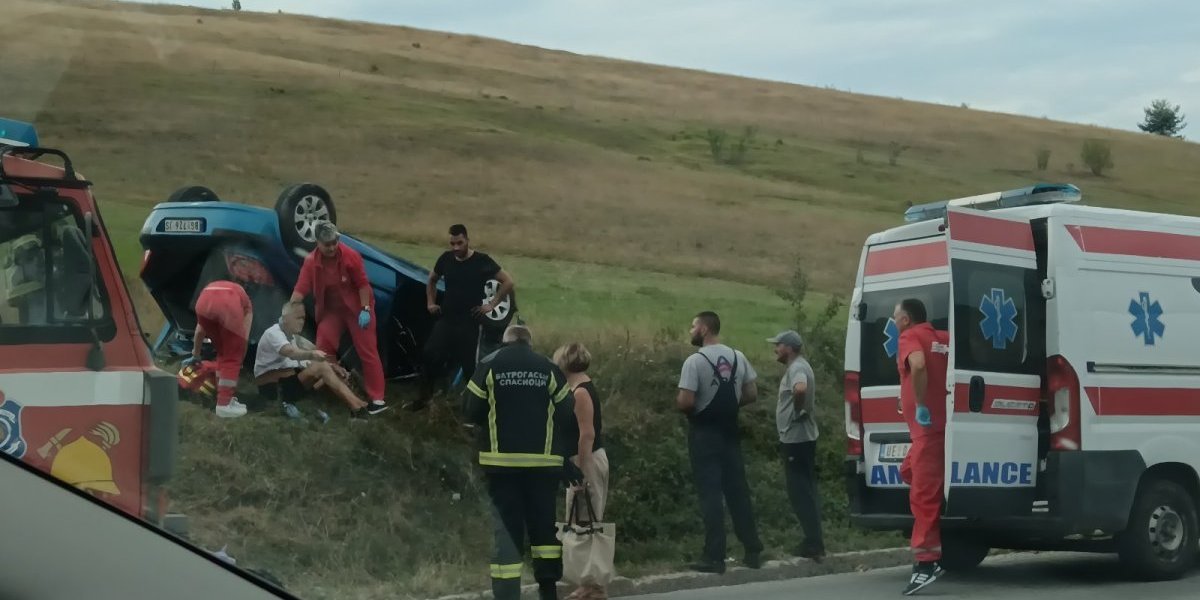 Jeziva scena na mestu nesreće kod Čajetine! Iz prevrnutog automobila izvlače povređene, čuju se jauci!