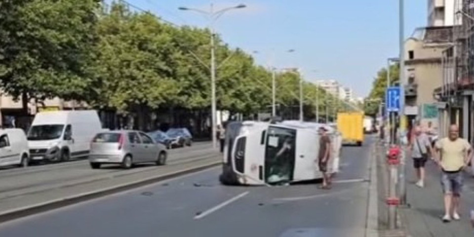 Karambol u Bulevaru kralja Aleksandra: Posle sudara, kod Đeram pijace, prevrnuo se kombi (FOTO/VIDEO)