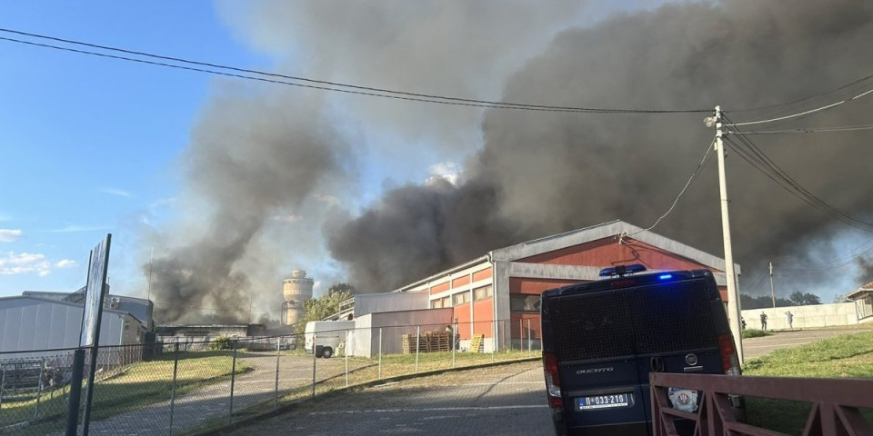 Uzbuna u Kragujevcu, vatrena stihija guta fabriku! Vatrogasci u akciji, čula se eksplozija (VIDEO)