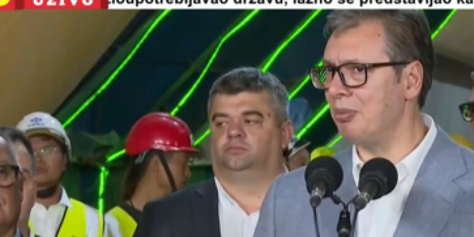 Po vama je trebalo da se pokrijem ušima? Vučić odgovorio na optužbe tajkunskih novinara: Ne, nisam se sinoć obratio u 19, već posle 20 časova!