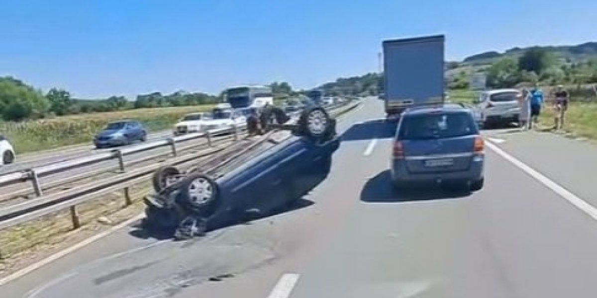 Karambol na autoputu kod Požarevca: U prevrtanju automobila povređeni žena i dete (FOTO/VIDEO)