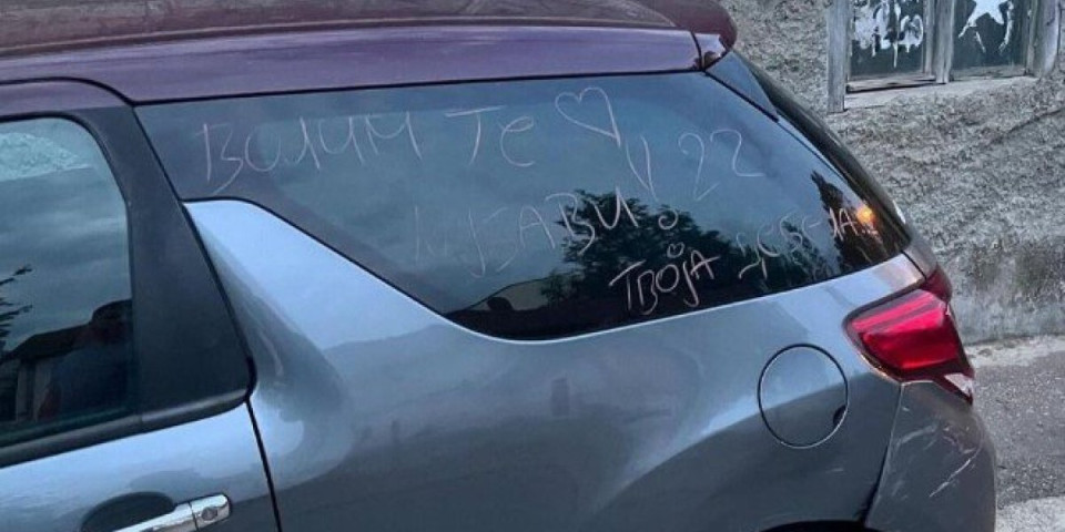 Lep primer "vandalizma"! Čovek objavio sliku auta na mrežama i izazvao buru komentara: "Ko šiša branik, ljubav je bitna!"