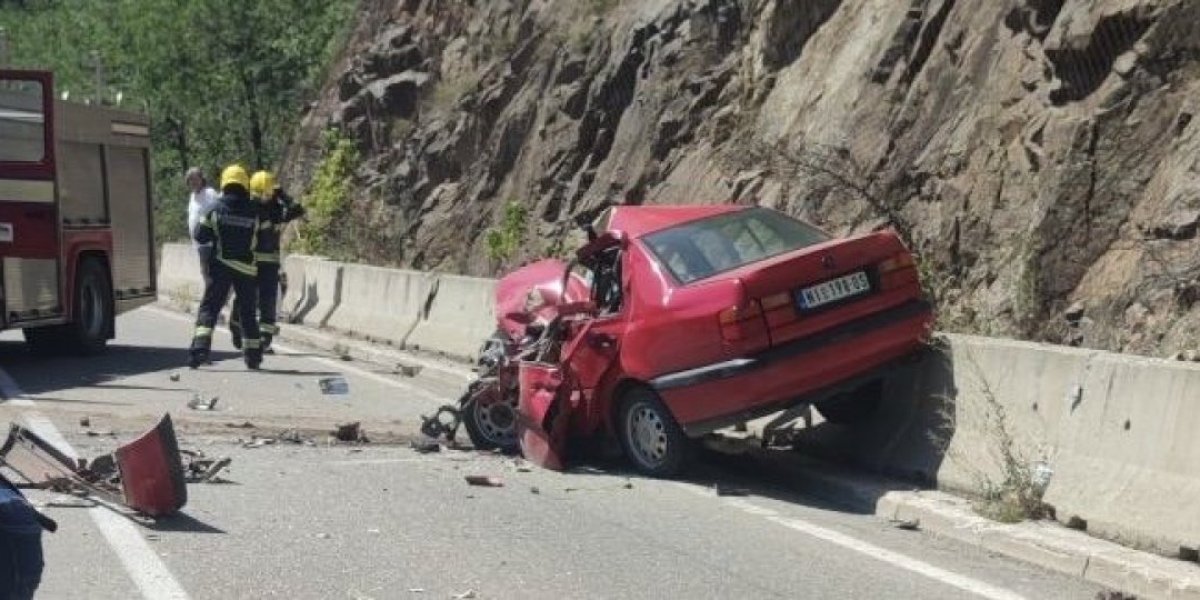 Težak udes na putu Kraljevo-Raška! Autobus udario u putničko vozilo, ima povređenih