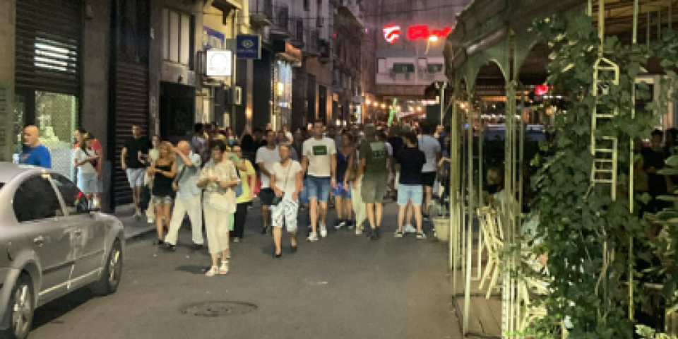 Razočarani ljudi odlaze sa protesta! Polako se osipa i ono malo građana što je došlo na Đilasov i Šolakov skup