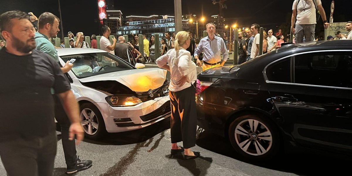 Neko će poginuti zbog njih! Đilasovi i Šolakovi nasilnici preskočili ogradu na Gazeli, izazvana saobraćajna nesreća (FOTO/VIDEO)