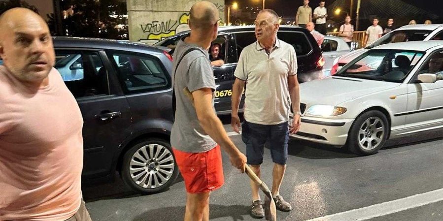 Šokantno! Čovek sa lopatom na Gazeli, evo kako podržava Šolakove i Đilasove proteste (FOTO)