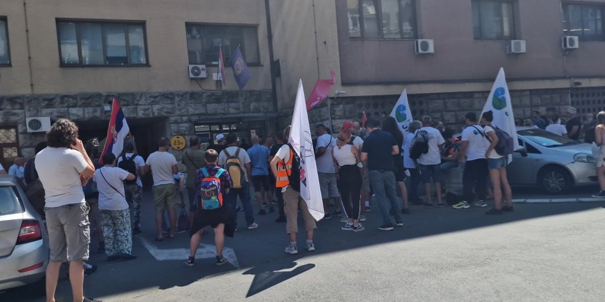 Demonstranti ponovo prete! Okupili se u centru Beograda, traže da se puste uhapšeni huligani! (FOTO, VIDEO)