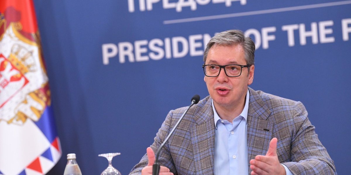 Nikada se kukavica nisam plašio, niti bilo koga drugog! Sramno pokušali da oblate Vučića, on im snažno odbrusio (VIDEO)