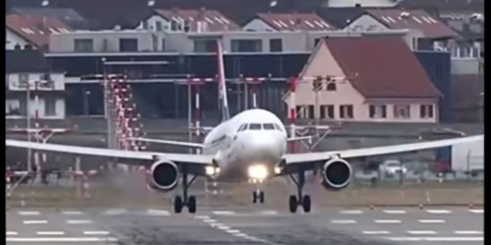 Svi se dive srpskom pilotu: Jak vetar zanosio avion levo-desno, tik iznad kuća, sletanje od kojeg zastaje dah! (VIDEO)