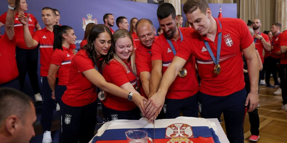 A za olimpijske šampione - torta! Reprezentativci na svečanom prijemu isekli srpsku trobojku (FOTO)