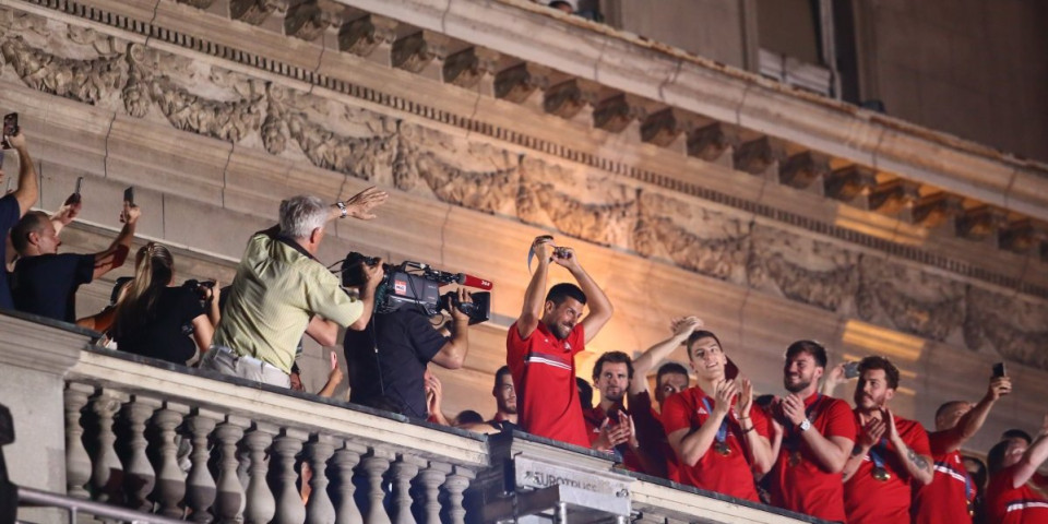 (VIDEO) Balkon umalo da se sruši! Nole i olimpijci preoteli mikrofon i zapevali "Veseli se srpski rode"!