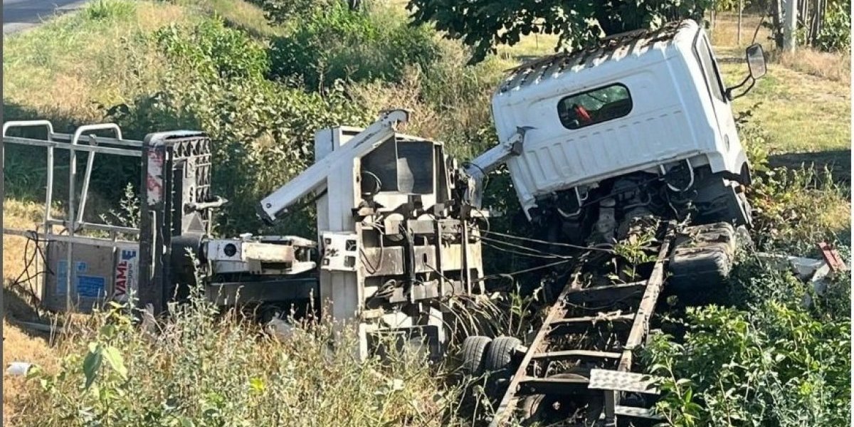 Karambol kod Siriga: Kamion sa korpom sleteo u kanal, jedna osoba povređena (FOTO)