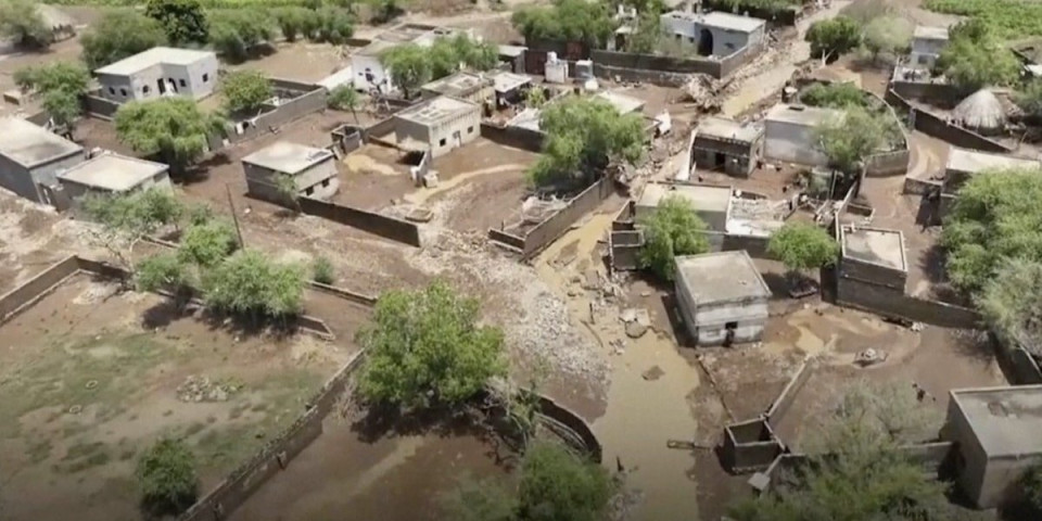 (FOTO) Stravične poplave u Jemenu! Poginulo 57 ljudi, raseljeno više hiljada!