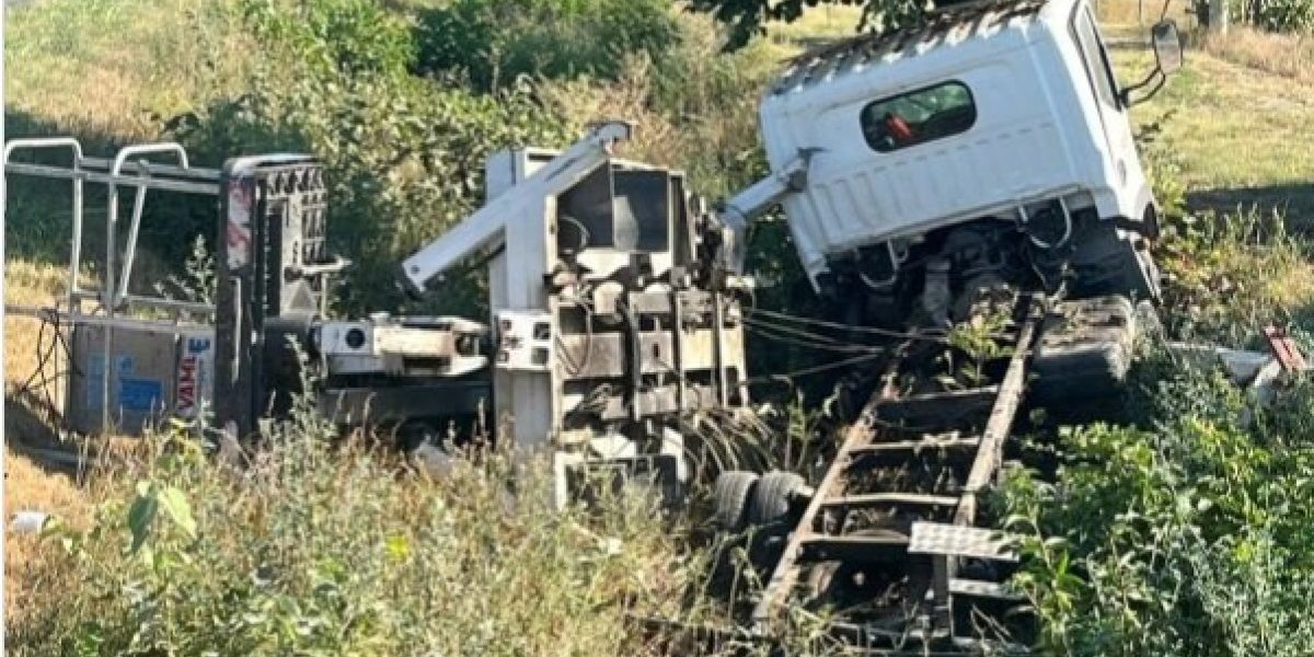 Kamion sleteo u kanal! Jedna osoba povređena kod Siriga