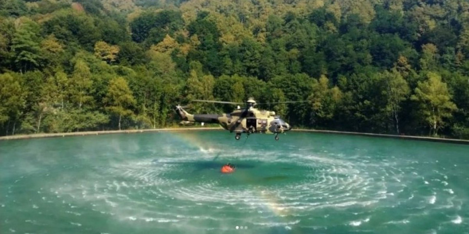 Helikopterska jedinica MUP-a Srbije pomogla u lokalizovanju požara u nacionalnom parku Sutjeska (FOTO)