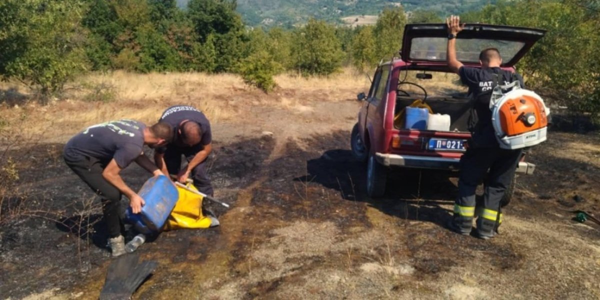 Bukti veliki požar nadomak autoputa Niš-Pirot