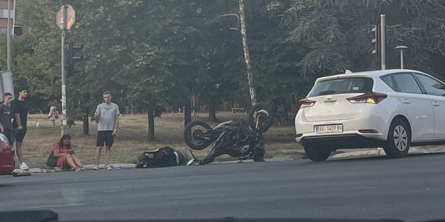 Drama na Medaku! Posle teškog sudara motociklista završio na asfaltu, uplakana žena zove Hitnu pomoć (FOTO)