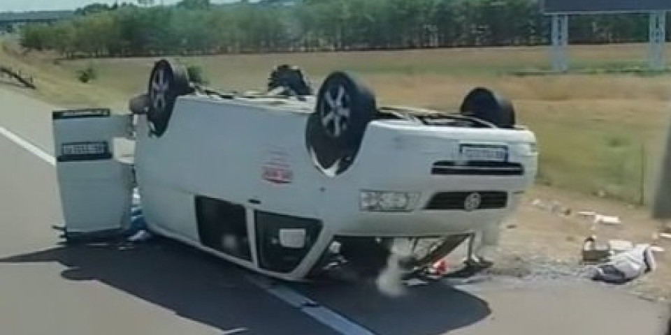 Karambol na autoputu kod Svilajnca: Kombi se isprevrtao kada mu je pukla guma (FOTO/VIDEO)