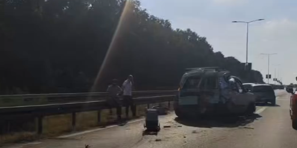 Jeziva saobraćajka na izlasku iz Beograda! Automobil potpuno smrskan u sudaru sa kamionom, ima povređenih (VIDEO)